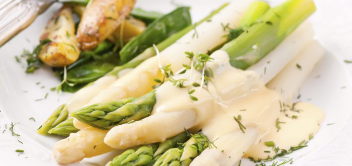 Spargel mit veganer Sauce hollandaise und Petersilienkartoffeln