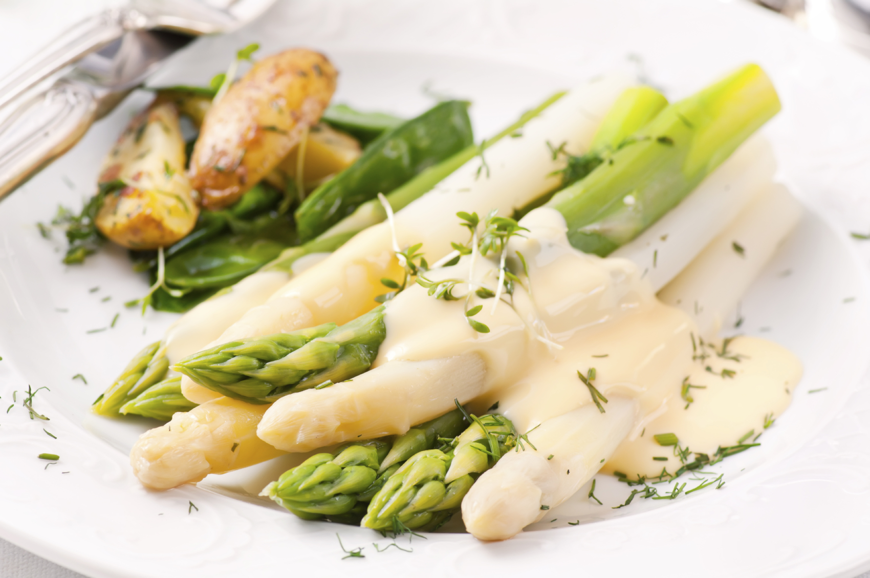 Spargel mit veganer Sauce Hollandaise und Petersilienkartoffeln