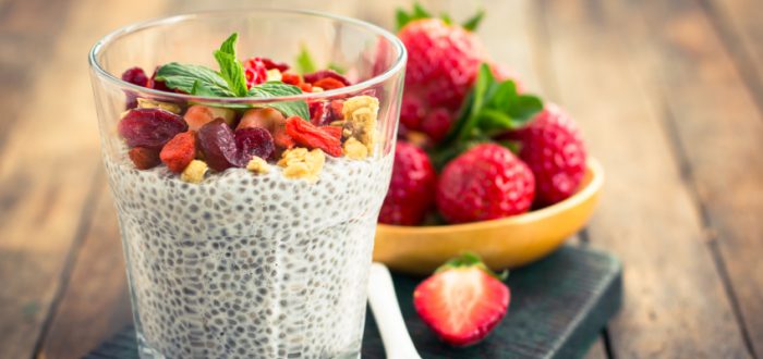 Chia Pudding mit Granola und Goji-Beeren