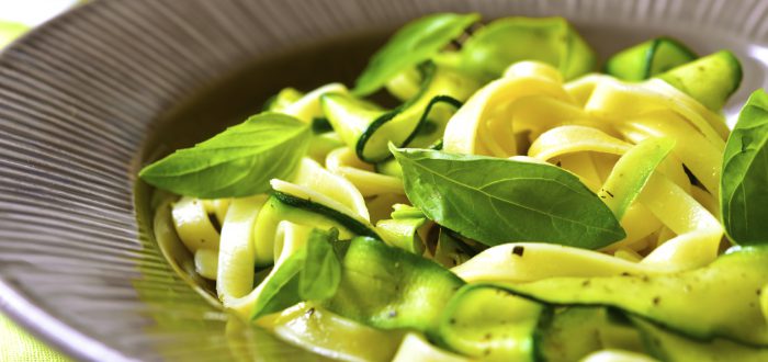 Leichte Tagliatelle mit Zucchini-Streifen und frischem Basilikum